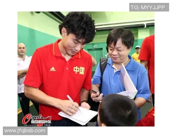 如何通过各种途径与足球明星亲密接触并获得签名合影的实用指南