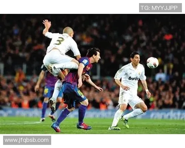 足球明星佩佩在比赛中踢人引发热议视频曝光引发球迷讨论与争议 足球明星佩佩在比赛中踢人引发热议视频曝光引发球迷讨论与争议